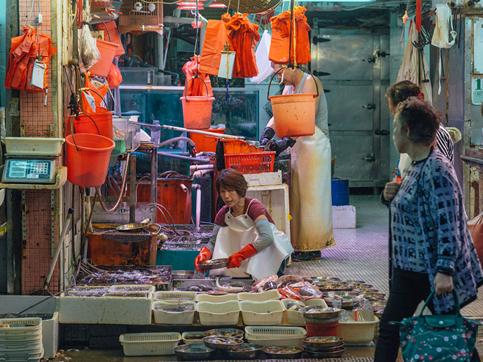 Chun Yeung Street Market witnessed the history of the Eastern district as it preserved the hawker culture in the old days.