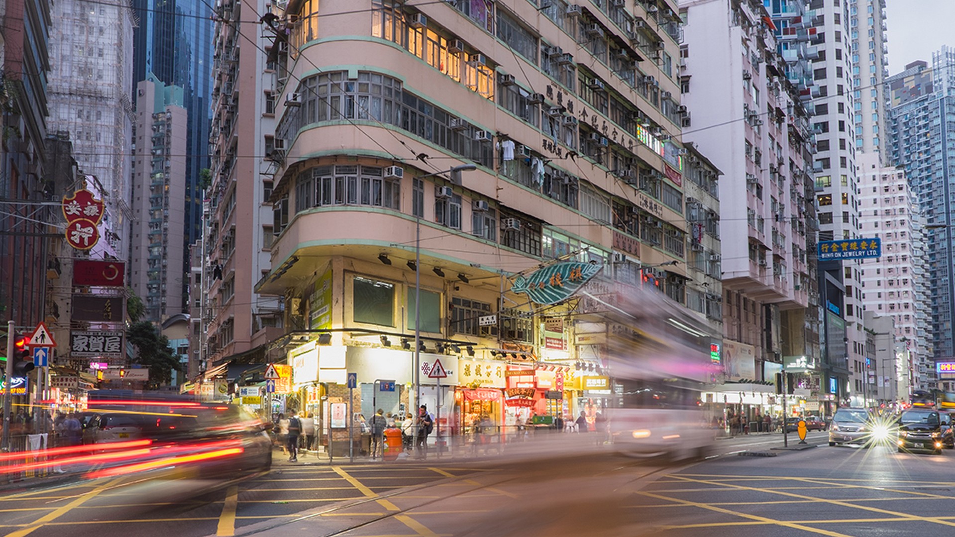 漫遊灣仔街道的路途中能欣賞香港舊式建築 