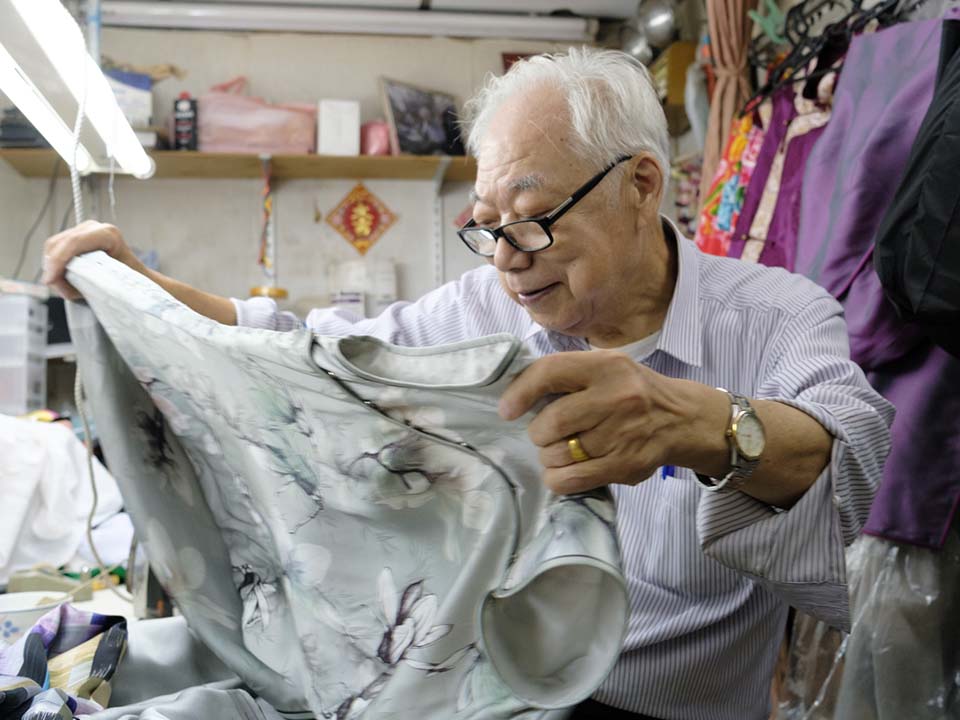 Volg de kunst van qipao en de geschiedenis van Jordan met qipao kleermaker Meester Yan