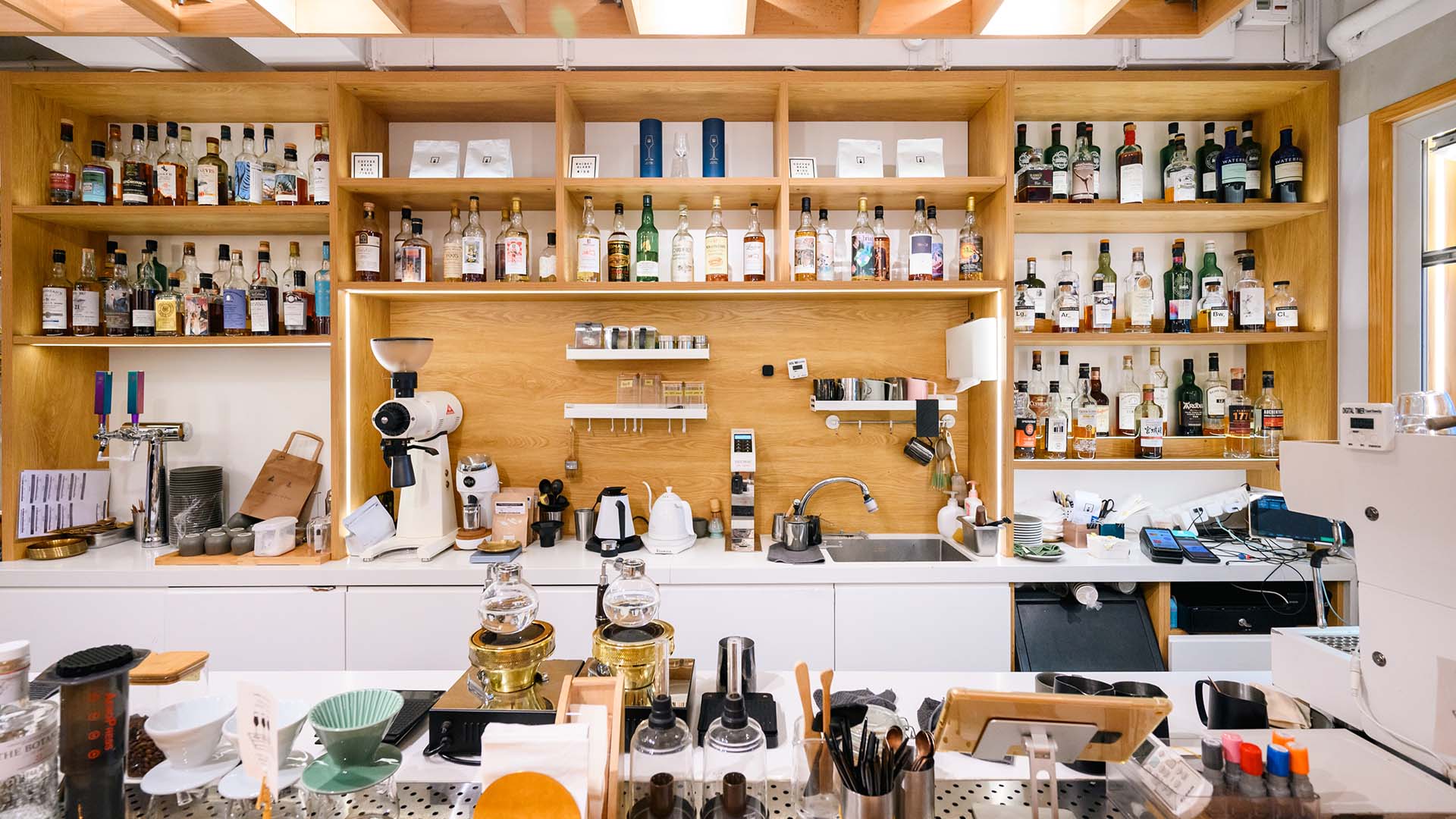 For Single, a café and whisky bar in one