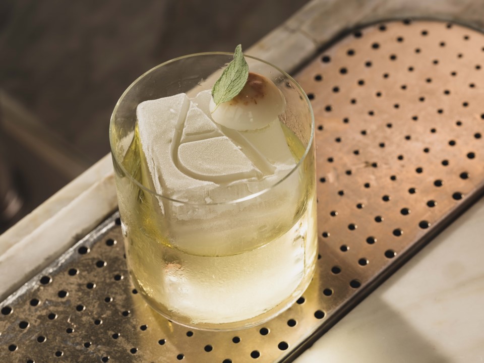 Un cocktail équilibré servi chez Argo, à l'hôtel Four Season Hong Kong