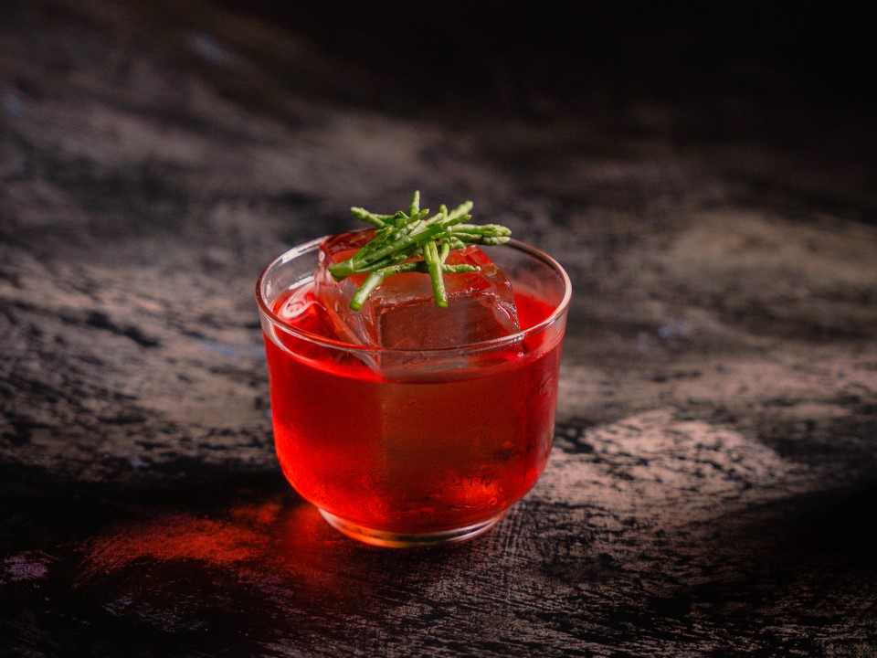 Cocktail servi au bar résolument durable Penicillin