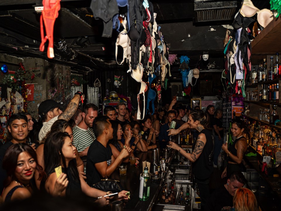 Un bar avec une atmosphère follement énergique