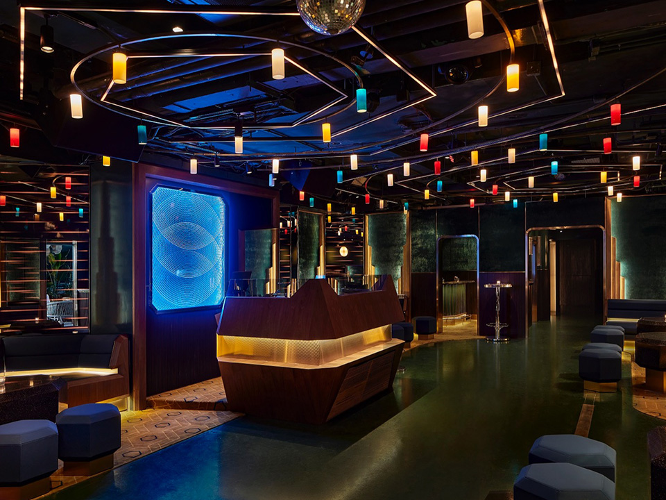 Cassio plays a diverse mix of music