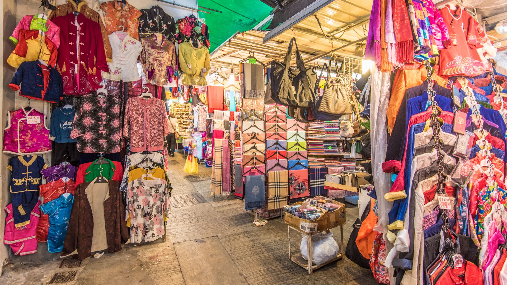 Best street markets for bargain souvenirs in Hong Kong