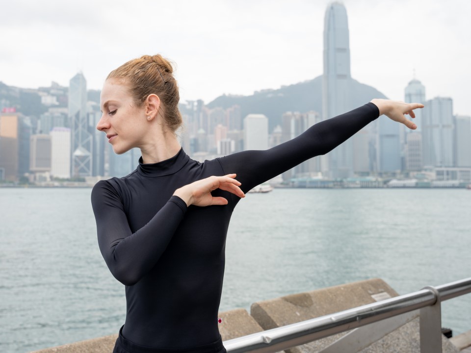 與芭蕾舞蹈員謝茜嘉．貝露在香港舞出浪漫
