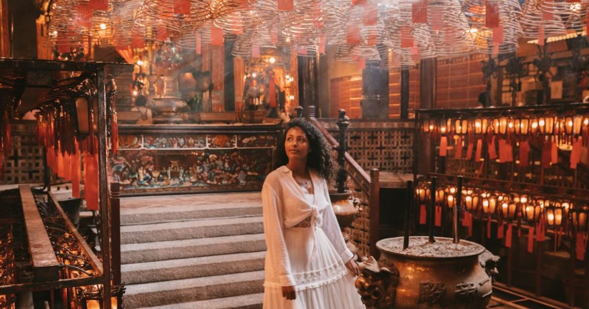 Hélène Coyan au Man Mo Temple à Hong Kong ©Nicolas Stajic